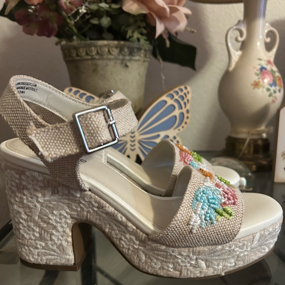 NWOT Floral Embroidered Heels